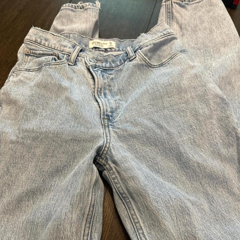 Light wash Abercrombie & Fitch mom jeans